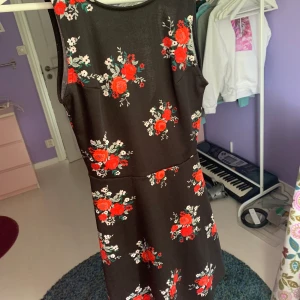 Blommig Klänning - Söt blommig klänning från HM, använd fåtal gånger och i väldigt bra skick🌸🌺