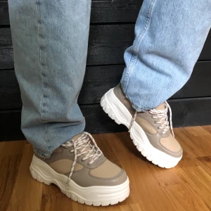 Chunky sneakers - Säljer dessa chunky sneakers i beige/vitt från Nelly. Aldrig använda. Frakt tillkommer.🤩
