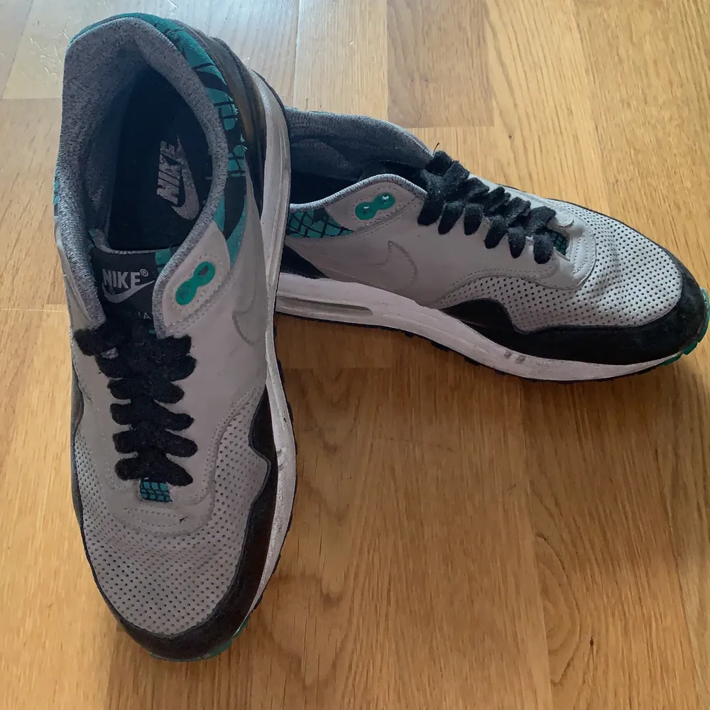 Ett par fina Airmax Nike 90 herr, med färg grön svart o lite gråa väldigt coolt färg 👟🌸. Skor.