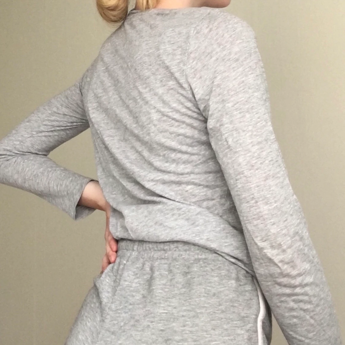 Grå tröja med text 🤍 - 90