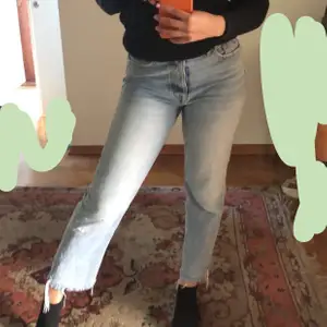 Zara straigh jeans, målade på jeansfickan. Jeansen är i superbra skick och säljs då de ej kommer till anvädning. Originlpris: 400kr bud:150kr