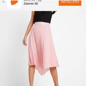 Säljer denna superfina ljusrosa kjolen från Saint Tropez. Köpt för 600 kr förra sommaren, aldrig använd. Säljer den nu på grund av att den inte kommit till användning. Storlek M men passar S-L. 💗💗priset är exklusive frakt!!