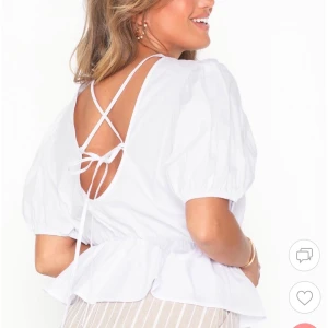 cute top✨ - Säljer denna slutsålda toppen jag köpte på Nelly för länge sen men aldrig använt, därav lapparna kvar på bild 3. Köpare står för frakten. ✨🖤