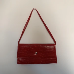 Väska - Jättefin röd väska köpt på second hand, bra skick💖 köparen står för frakt🌸