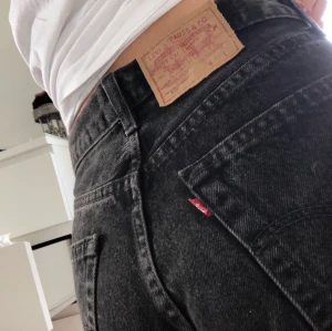 Jeans  - Svart gråa Levis jeans som jag knappt använt för dem är lite för stora, storleken är W: 30 L:32. Köparen står för frakten💗