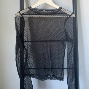 Mönstertröja  - En långärmad genomskinlig tröja från Bikbok! Är snygg att ha under en tshirt för att spicea upp outfitten;) Köpt på second hand och är använd max två gånger! frakt ingår inte men ligger på runt 15kr! 💓