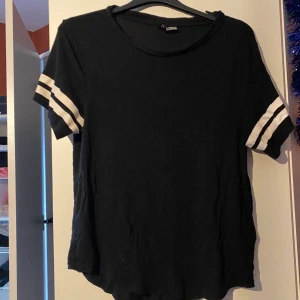 Kläder  - Dom är använda fåtal gånger shortsen har ja endast provat det är stolek S och funkar utmärkt vill gärna bli av med så mycket kläder som möjligt 