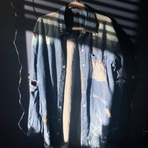 Oversized jeansjacka - En egendesignad jeansjacka som är sjukt snygg och oversize 💕 har själv skrivit och ritat på den med textilpennor ⛓ köpare står för frakt