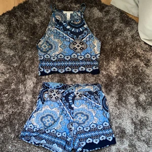 Blått mönstrat set, strl S - Ett fint mönstrat turtleneck set, säljes pga: storleksfel.         Från Nelly i storlek S.                                                                 Använt fåtal gånger, Max 5!