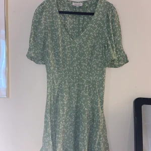 Klänning från & other stories - Klänning från & other stories, aldrig använd. Storlek 38, nypris 600. Säljer för 250 kr.  Hämtas i Borås eller skickas. Köparen står för frakt! :)