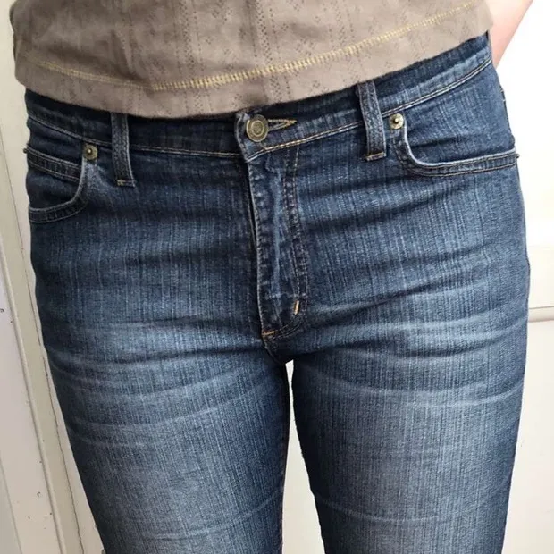 Jättefina lågmidjade jeans ifrån Erikshjälpen där jag köpte dom för 180kr! Passar S bäst och 27/28 i midjan❤️frakten är 60kr och ingår inte i priset✨✨ hyfsat bra skick 6/10!. Jeans & Byxor.