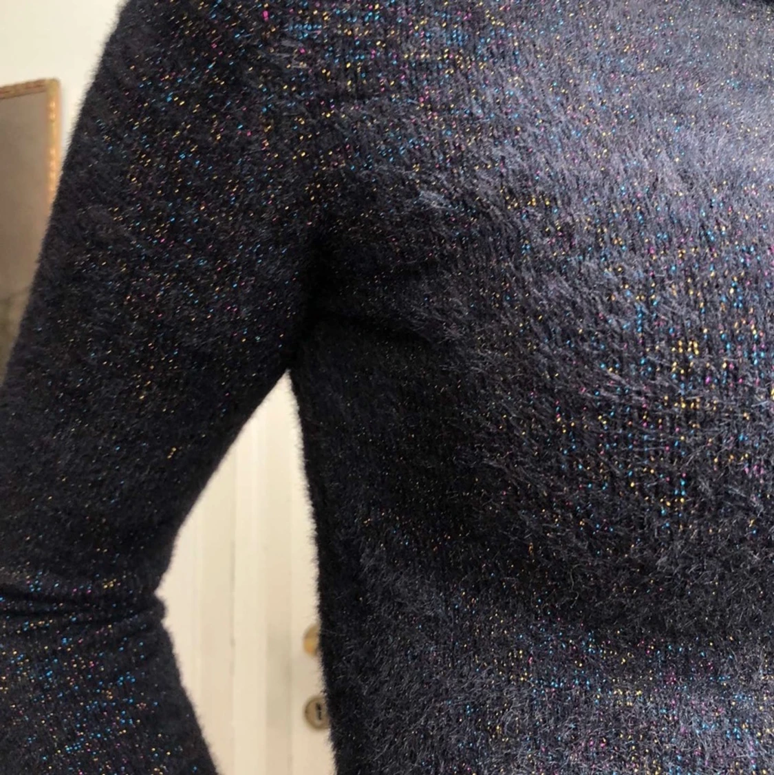 Fluffig glittrig tröja ifrån asos - 90