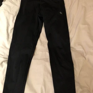 Calvin Klein träningsbyxor - Ett par Calvin Klein träningsbyxor. Använda 2 ggr. Använer dem ej därför säljer jag dem. Mid/highwaisted. Kan frakta, samfrakta flera saker från min sida och kanske mötas. Fraktpris tillkommer. 