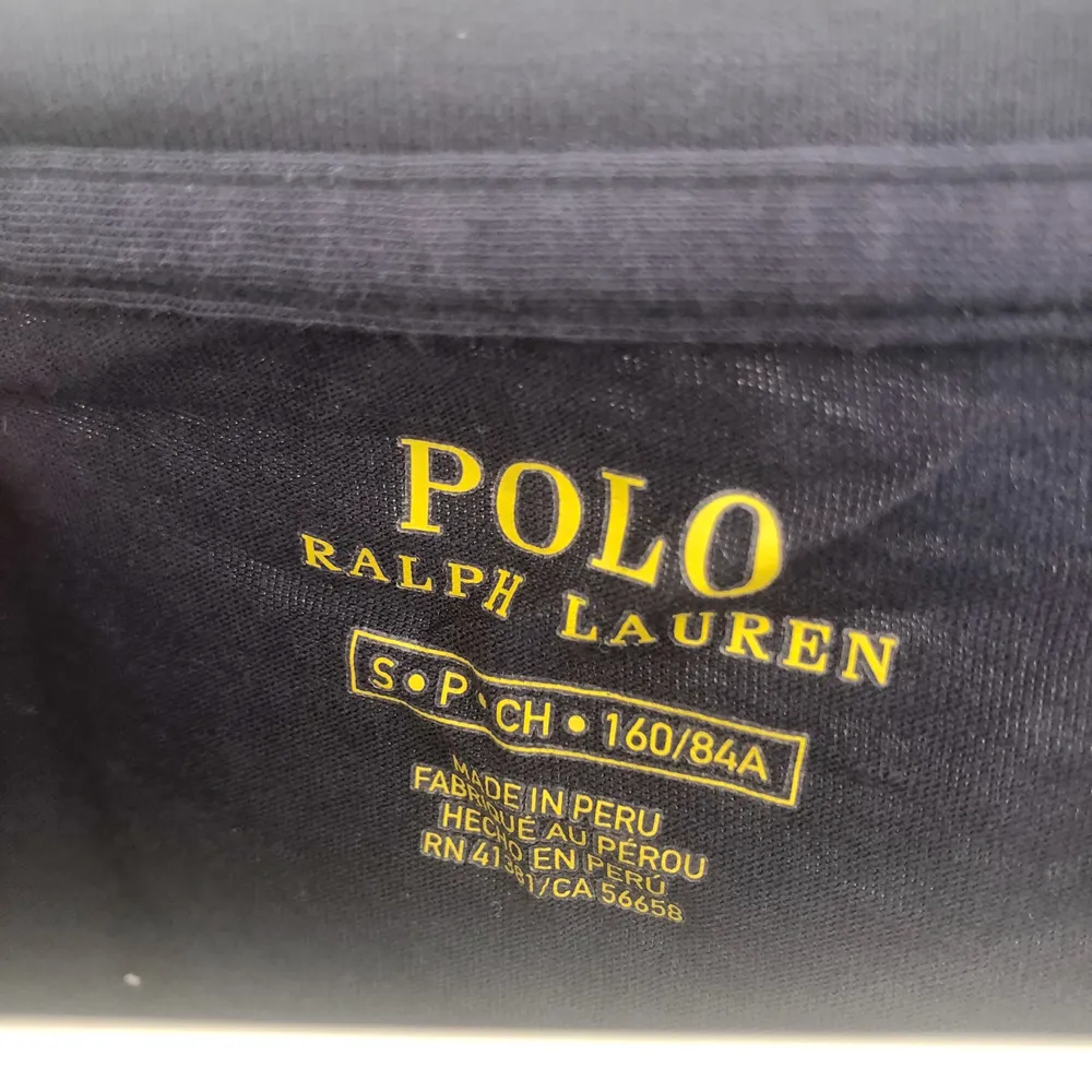 Marinblå Ralph Lauren T-Shirt Helt oanvänd! Storlek S, passar XS!. T-shirts.