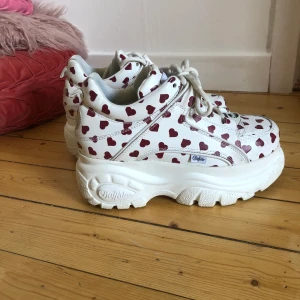 Buffalo med hjärtan - Säljer mina as coola Buffalo skor. De är vita med röda hjärtan på. De är i väldigt bra skick. Men en slitning vid sulan. Köparen står för frakten! Vi kan även diskutera priset 