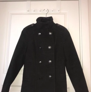 Mörk grå kappa storlek 36 - Säljer denna mörk grå kappa från h&m för 285 kr i storlek 36.