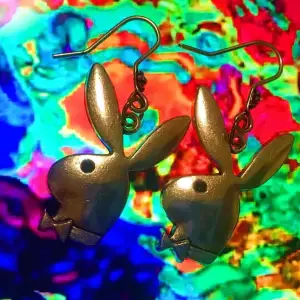 Jätte snygga Playboy örhängena metall/silver! Swipea för o se hur dem ser ut på! Har flera par så skriv!✨ +frakt 11kr (OBS! Vi ansvarar inte för postens slarv!) Örhängena som säljs är oanvända!