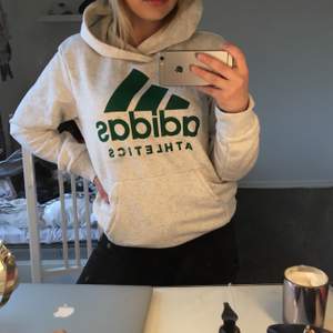 Väldigt skön hoodie från Adidas, den har en ganska stor luva och väldigt skönt material. Det finns även en liten ficka med dragkedja inuti den vanliga fickan vilket är superbra för värdesaker, och det syns inte utifrån!🥳