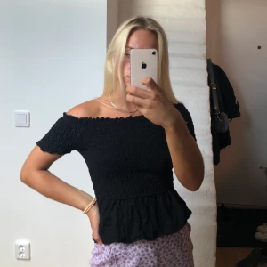 Topp från Gina tricot  - Säljer min fina och sköna topp från  Gina tricot! Stretchiga material! Du kan välja om du vill ha den offshoulder eller inte! Frakt tillkommer på 45kr!