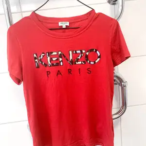 Röd t-shirt från Kenzo Paris. Storlek M men passar även S. Köparen står för frakt