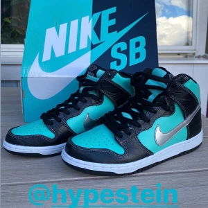 Nike dunk Tiffanys 42.5 - Nike dunk Tiffanys i storlek 42.5/ US 9.0. Köpta från hypestein för någon vecka sedan. Som nya. Säljer åt min kille. Bud från 4500
