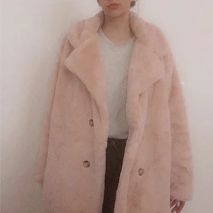 Supergosig kappa🐽 -  En supergosig ljus rosa kappa som håller dig varm under hösten. Helt oanvänd beställde från SHEIN men som ni ser på bilden är det en väldigt stor för mig. Önskar att den hittar hem snart✨✨