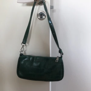 Handväska - Grön OANVÄND handväska från byanastasia.com