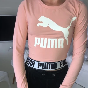 Puma topp  - En jätte cool Puma topp sommar kan använda som tränings topp och till vardags. Storlek 32/xs/xxs. Nypris:399 mittpris: 150kr+ frakt 