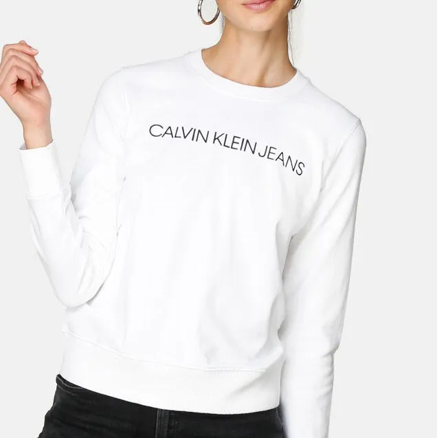 Vit sweatshirt från Calvin Klein Jeans, köpt för 1000 kronor. Mitt pris 320 inkl frakt!🥰💓 pris kan diskuteras!!! . Hoodies.