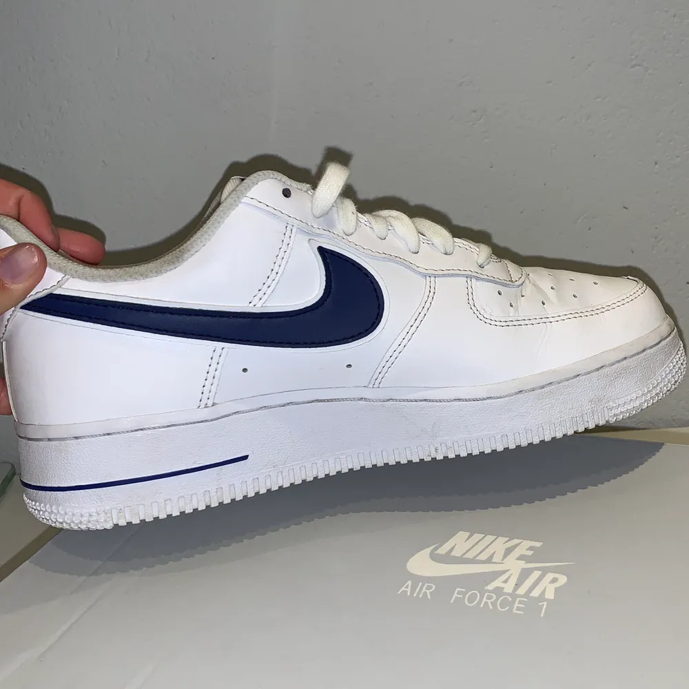 Nike airforce 1 i blå färg! Supersnygga skor men är dock lite för stora för mig då jag har strl. 38. De är använda ett fåtal gånger. Nypris: 1200kr och jag säljer de för 800kr, priset går att diskutera och för mer info/bilder så kontakta BUD: AVSLUTAD 💙. Skor.