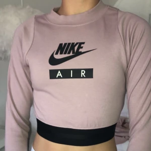 En fin Nike topp - En jätte cool Nike topp som går att använda som en träningstopp. Storlek xs. Nypris:399kr mittpris:150+ frakt💘💘