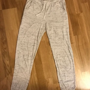 Mjukisbyxor - Väldigt fina mjukisbyxor. Passar till en S! Kan sänka priset vid snabb affär