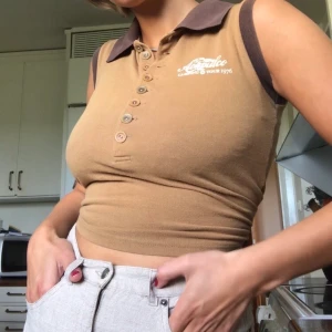 Så snygg piké - Så snygg ärmlös piké😍 Riktigt 90-tals stuk! Den är köpt second hand så den är rätt ”worn in” men jag har aldrig använt den! FRI FRAKT :)