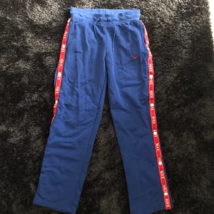 Mjukisbyxor från Nike⚡️ - Supersnygga mjukisbyxor från Nike! En knapp har lossnat på högra benet men annars är byxorna i bra skick💙 Stl S⚡️ Pris: 70 kr + frakt 