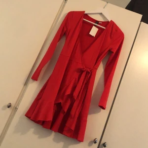 Röd klänning - Helt ny med tag kvar