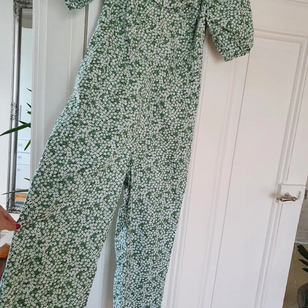 Blommig grön jumpsuit från monki. Aldrig använd!. Övrigt.