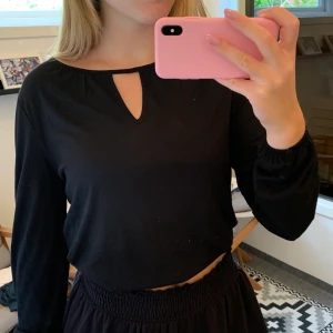Svart tröja - Jättesnygg svart långärmad tröja i storlek M🤩💗 Den är i gott skick och endast använd ett par gånger.  