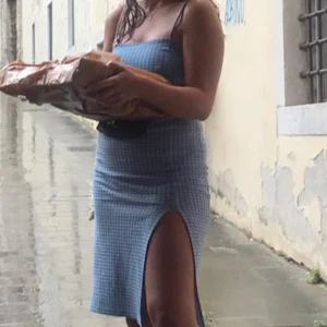 zara klänning med slits - min absoluta favoritklänning söker en ny garderob! köpt i italien förra året. sparsamt använd!❄️ passar från 160-170cm (min kompis på bilden!)