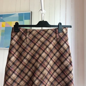 Rutig vintage höstkjol! - Söt rutig kjol. Stl 38, tycker den passar storlek M/L. Har dragkedja i sidan och hylsor så man kan ha skärp till! Frakt tillkommer🌟