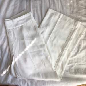Jättefina vita byxor från Lindex. Inte min stil längre. Storlek 40 men passar bra på mig som är storlek 36-38. 