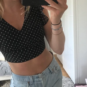 Prickig söt topp - Superfin mörkblå topp, väldigt fint skick!! Säljer då den inte passar mig. Frakt tillkommer 💙