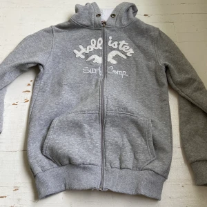 Hollisterkofta - En hollisterkofta. Bra kvalite och inte använd mycket pga den är för stor för mig. Storlek L men är mer som en M.