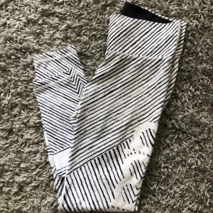 Träningstights stronger, casall och amin - Stronger SÅLDA och casall 150 kr/st. Casall 200kr