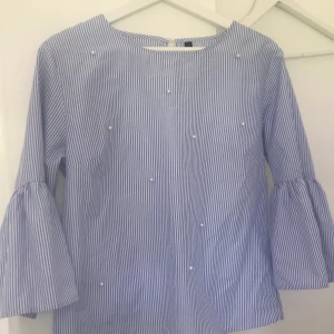 tröja från newyorker - Jag säljer denna snygga tröja ifrån Newyorker. Använd fåtal gånger, tröjan är därför i bra skick. Storlek M men sitter som en s. 