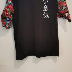 Reclaimed vintage tshirt med tryck och blommigt mönster. 