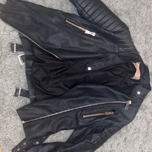 Chiquelle Moto jacket svart - Ett par år gammal men i bra skick, några få små fläckar. Sitter som en S/XS! Säljer pga ingen användning längre, du betalar frakten