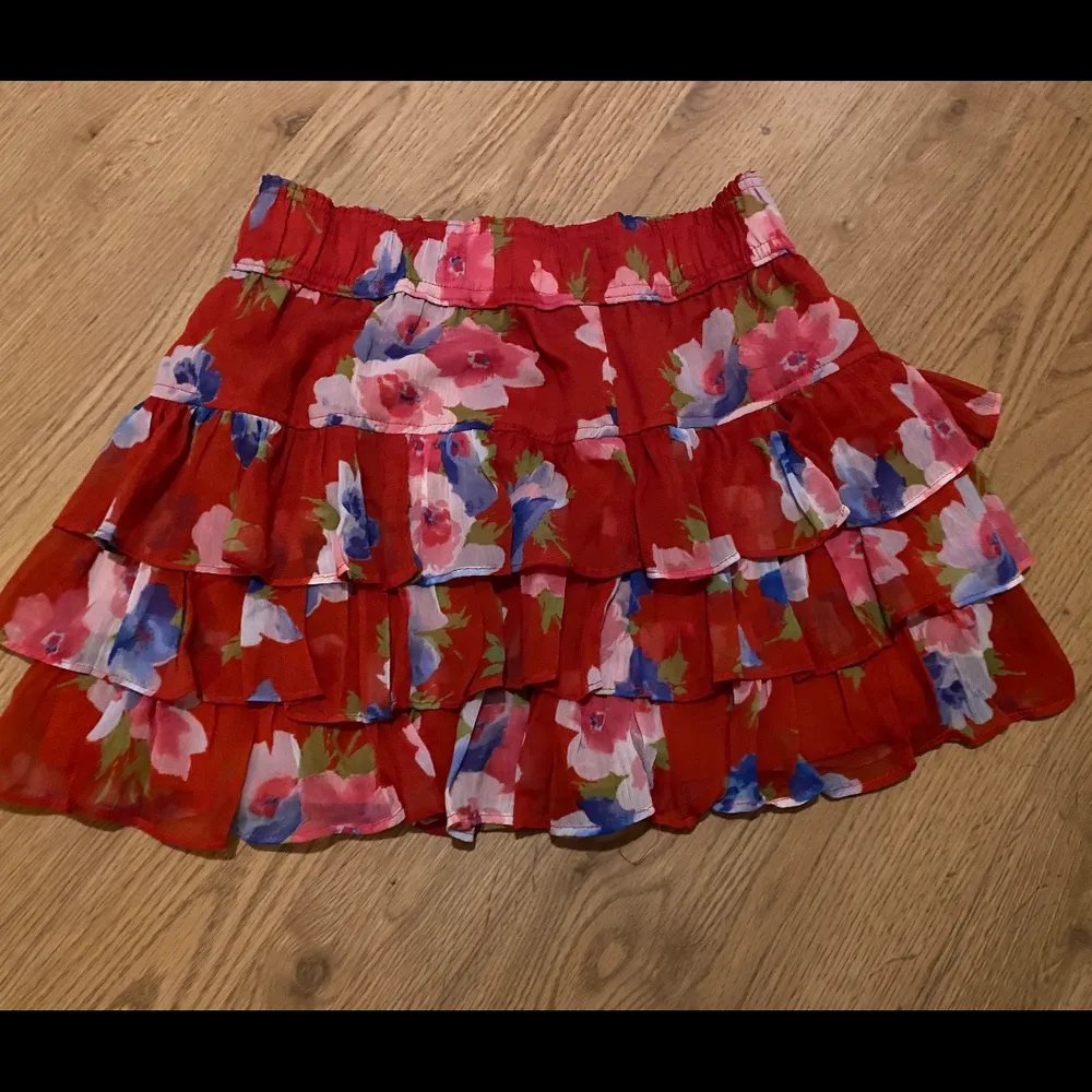 Väldigt söt kjol från hollister, den är oanvänd & prislappen finns kvar :). Kjolar.