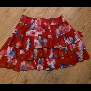 Hollister kjol - Väldigt söt kjol från hollister, den är oanvänd & prislappen finns kvar :)