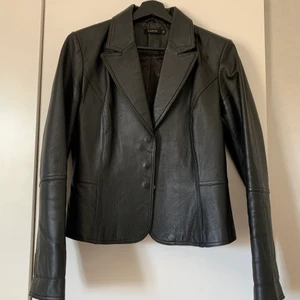 Svart skinnkavaj - Så snygg vintage skinnkavaj köpt här på plick! Storlek XS, pris 100kr + frakt