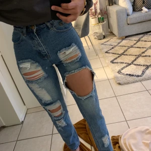 Mom jeans  - Slitna mom jeans i storlek 36, endast testade. Köparn står för frakt 📦 